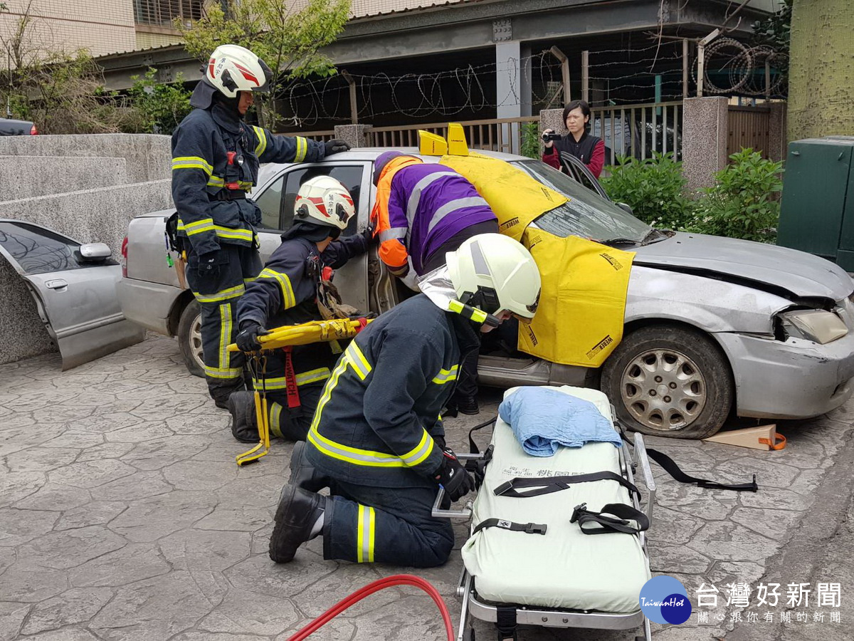 樹林里社區自主防災守護隊聯合消防分隊及衛生所人員，實際模擬操演颱風侵襲時社區自主動員防救災情形。