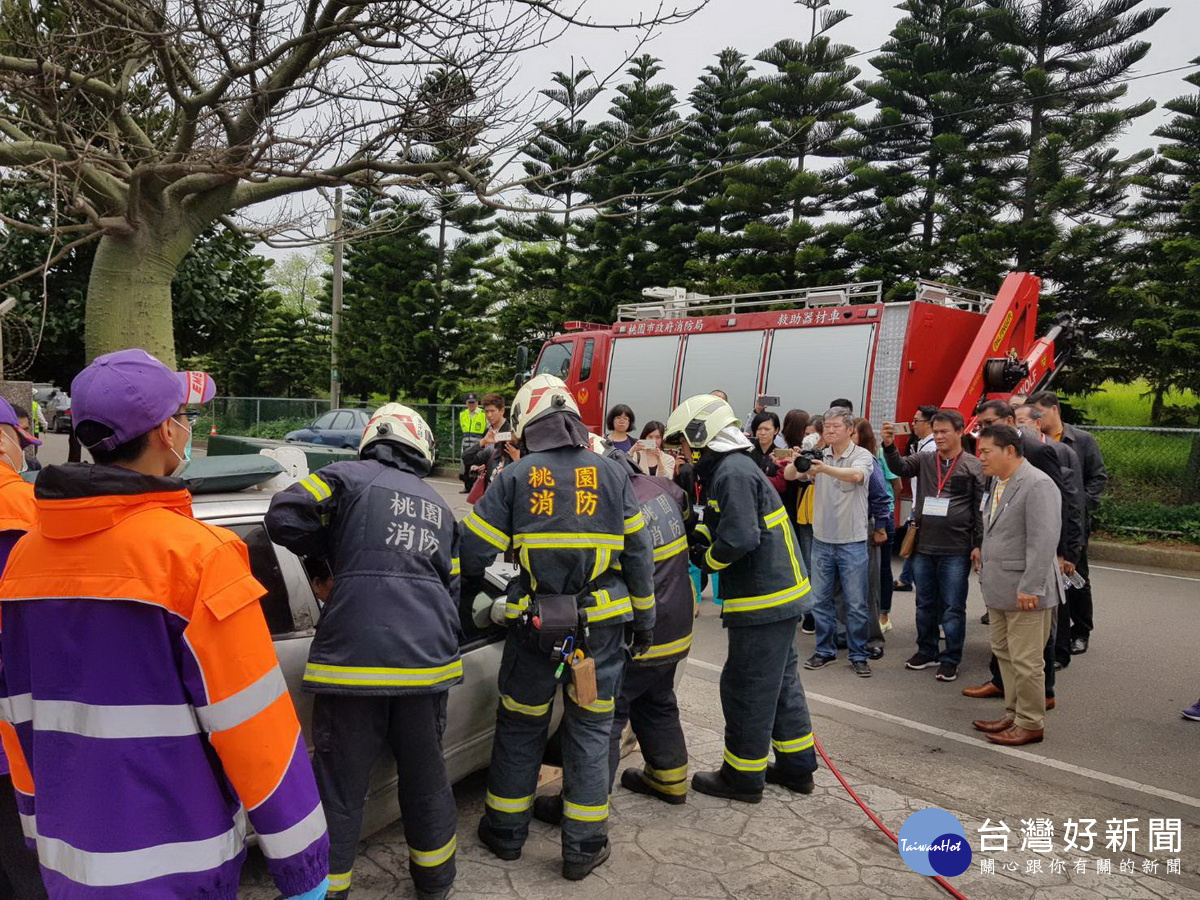 樹林里社區自主防災守護隊聯合消防分隊及衛生所人員，實際模擬操演颱風侵襲時社區自主動員防救災情形。