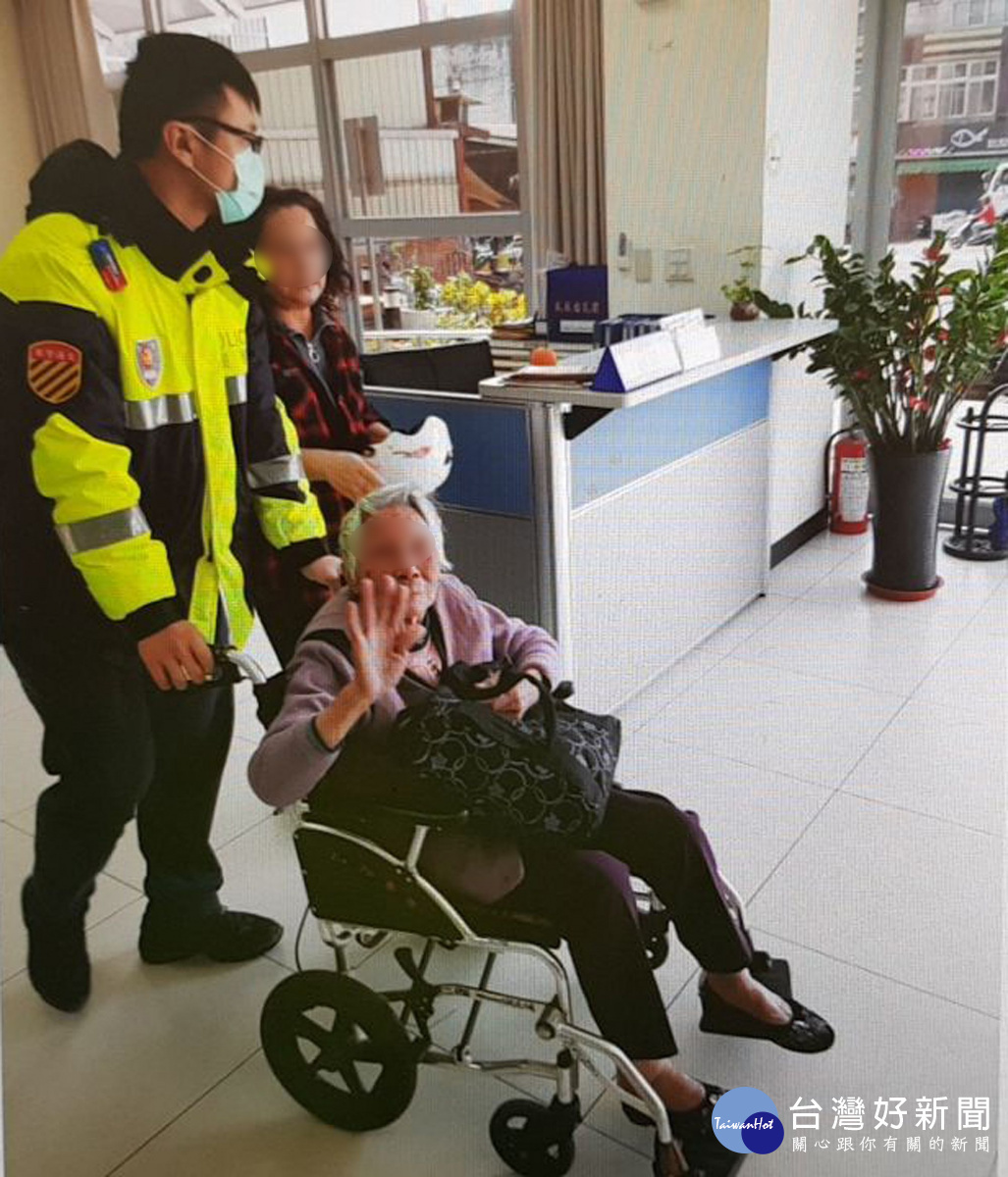 警方通知老婦人女兒鍾小姐至所領回。
