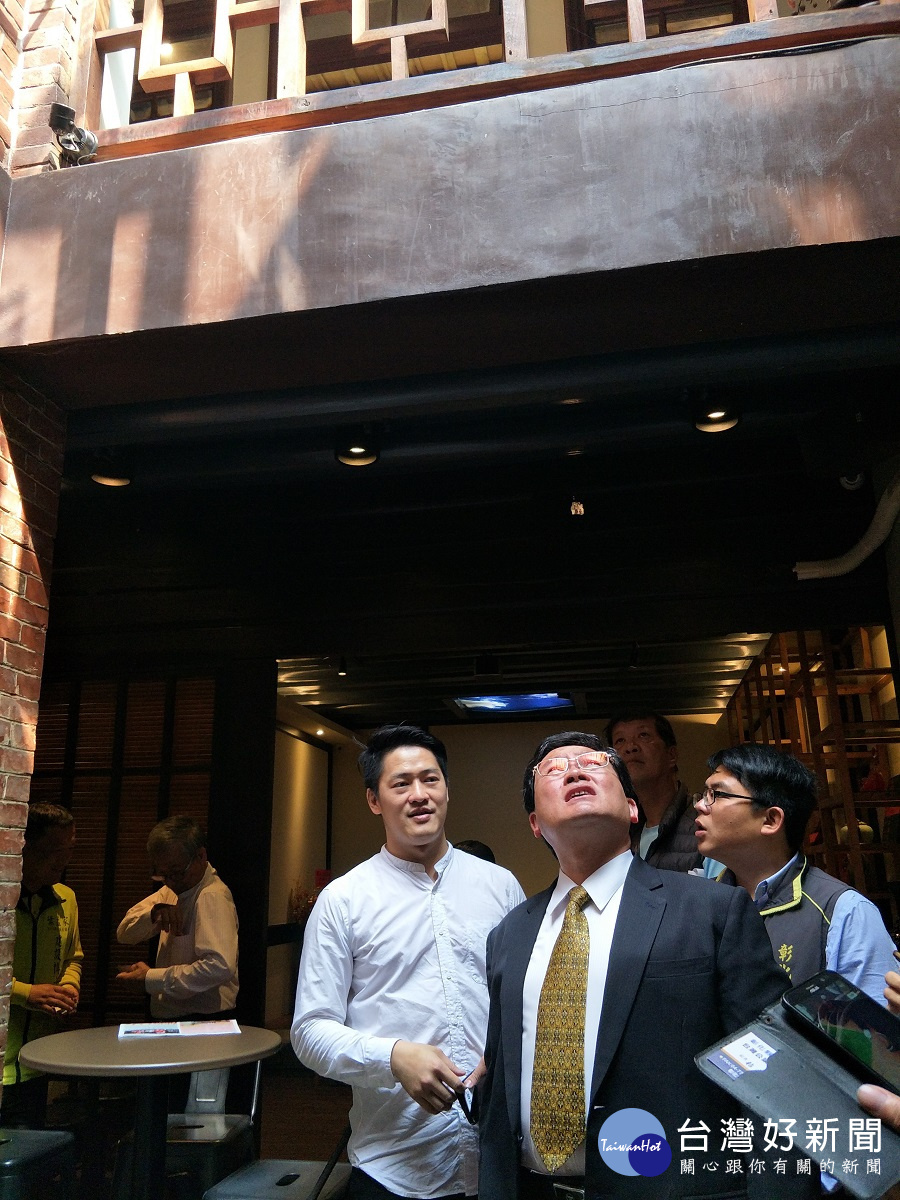 彰化市長邱建富走到「王長發商號」瀏覽屋內天井。圖/記者鄧富珍攝