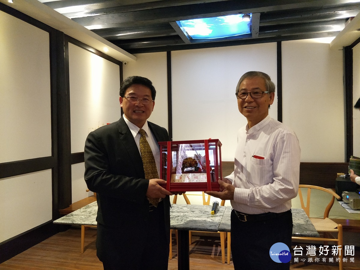 彰化市長邱建富與古厝第四代的王能宏。圖/記者鄧富珍攝