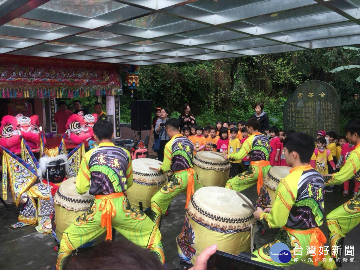 十六日是合安宮慶土地公生，民眾請來神童等陣頭，和學生們進行互動。(記者陳寶印攝)