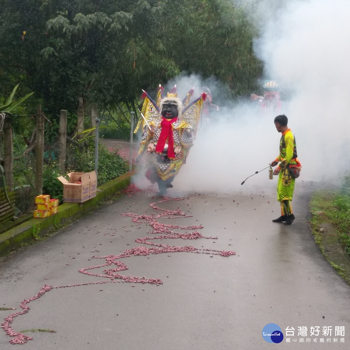 十六日是合安宮慶土地公生，民眾請來神等陣頭(記者陳寶印攝)