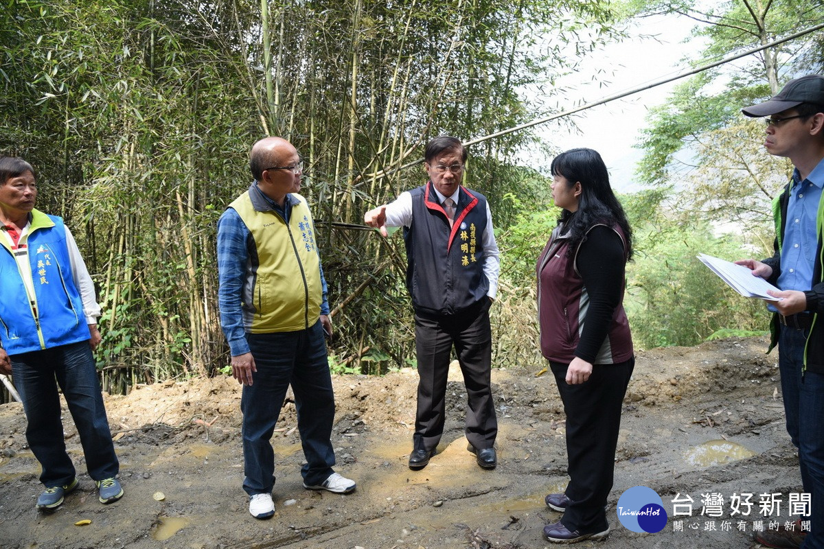 林縣長會勘水里鄉新城村福德路等道路改善工程,並允諾修繕便利民眾通行。