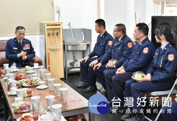 署長陳家欽慰勉第一線執勤員警，員警們都感受到署長滿滿的關懷與期待。（記者陳昭宗拍攝）