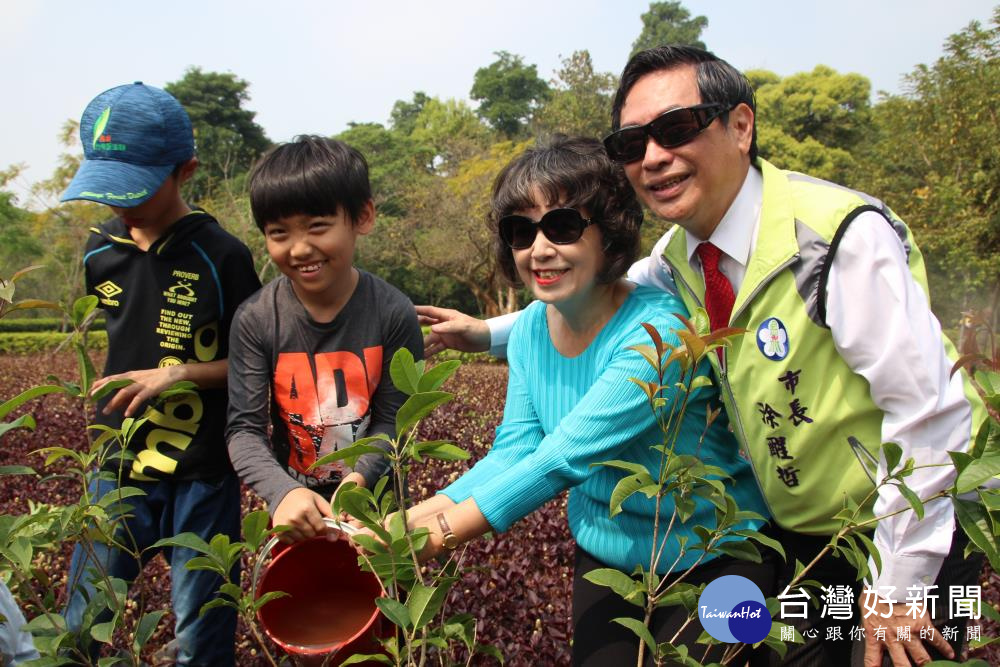 涂醒哲市長夫婦與小朋友一起種樹