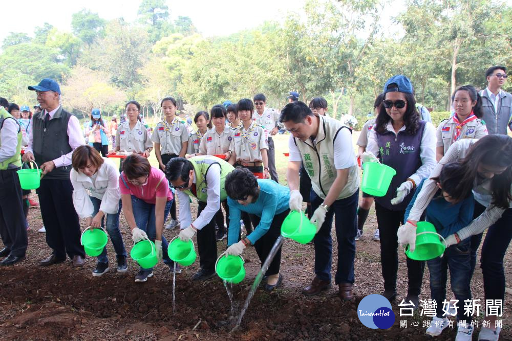 樹王公前護樹_澆水