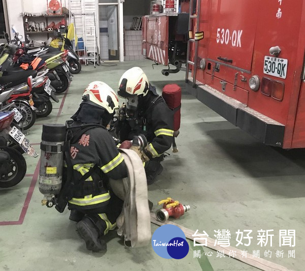 藉由實地操作測驗模擬救災情境,了解新進人員對於裝備、器材之熟稔度。(記者陳昭宗拍攝)