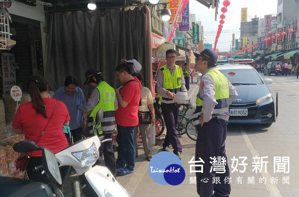 警方呼籲民眾遵守交通法規,將道路還給用路人,也告誡部分不肖業者自律,以免受罰。(記者陳昭宗拍攝)