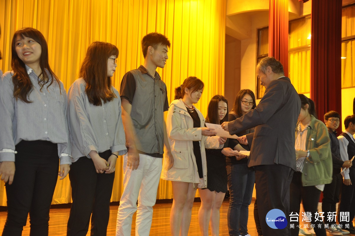 建國科大設計學院陳若華院長頒獎表揚優秀學生。