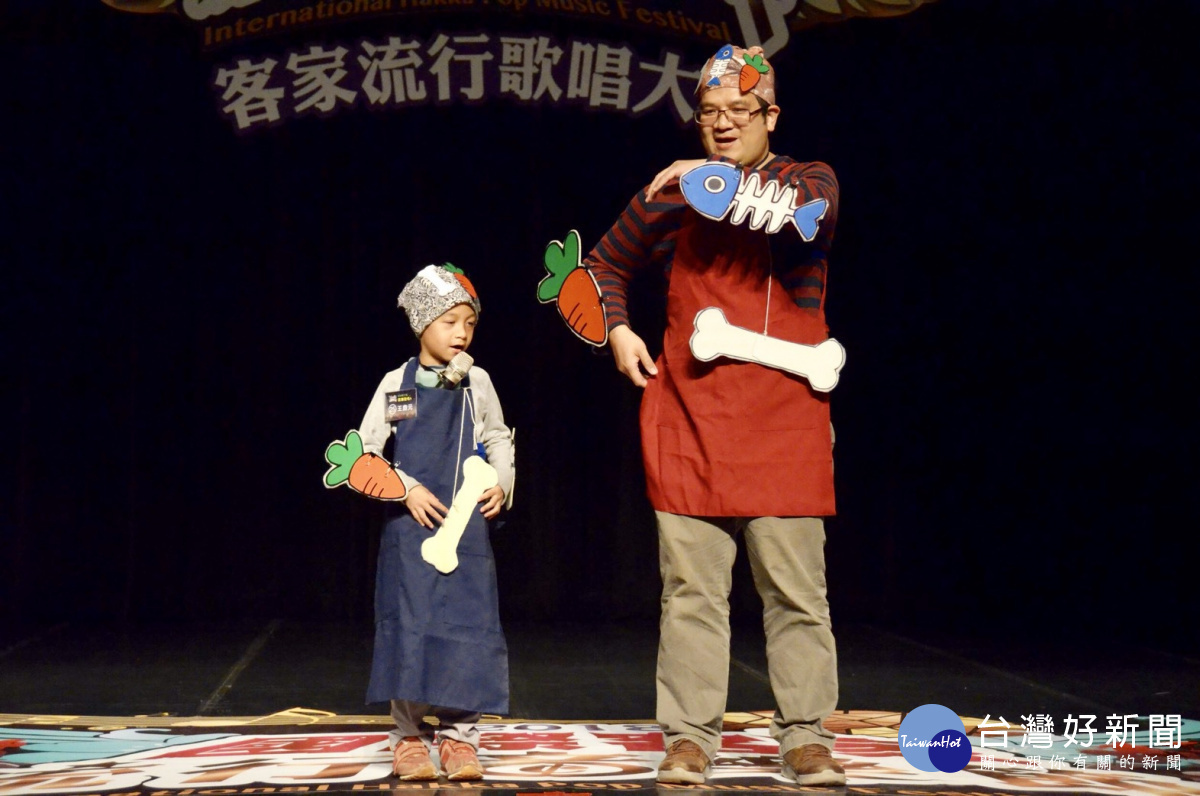 幼幼親子組的王鼎元小朋友和爸爸演唱「食麼个」,手舞足蹈相當活潑可愛