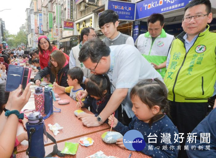 桃園市長鄭文燦,出席中壢站前中平商圈發展協會「彩繪石頭伯公」活動。