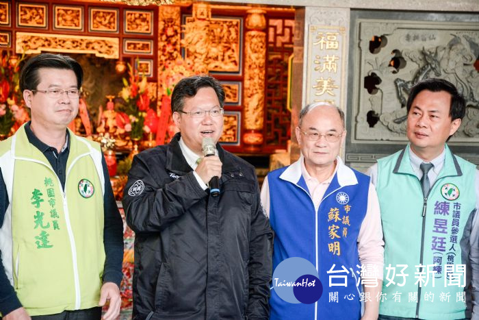 鄭市長祈求土地公保佑桃園建設完工,市民家庭美滿、事業順利、學業進步。