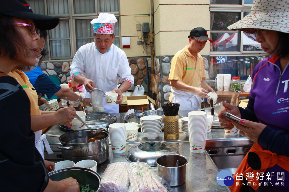 肉燥福配合市公所供應意麵免費品嚐。（記者扶小萍攝）