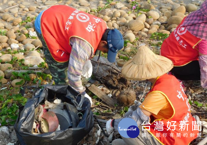 桃園海岸整整清理掉157噸廢棄物。