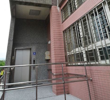 鄭市長表示,希望透過電梯設置,提供新的空間,發展各種不同活動,也方便所有長輩多加使用。