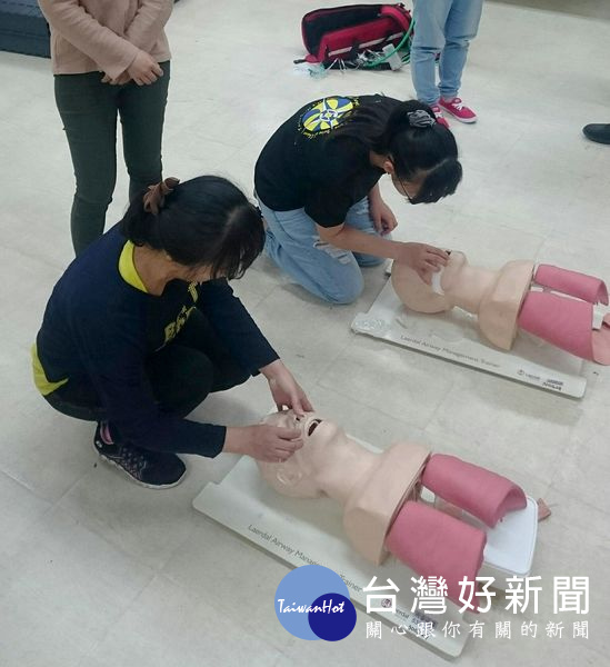 鳳凰救護義消藉由此專業課程訓練，提升執行緊急救護勤務之服務品質。（記者陳昭宗拍攝）