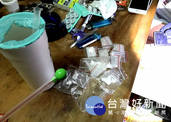警方於嫌犯胞弟房間起出一級毒品海洛因、二級毒品安非他命及吸食器等證物。(記者陳昭宗拍攝)