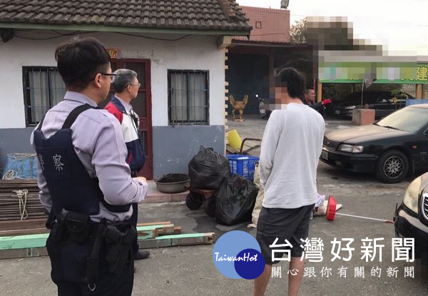 犯嫌胞弟見警方上門卻驚慌失措,經查原來他也非法持有、施用毒品。(記者陳昭宗拍攝)