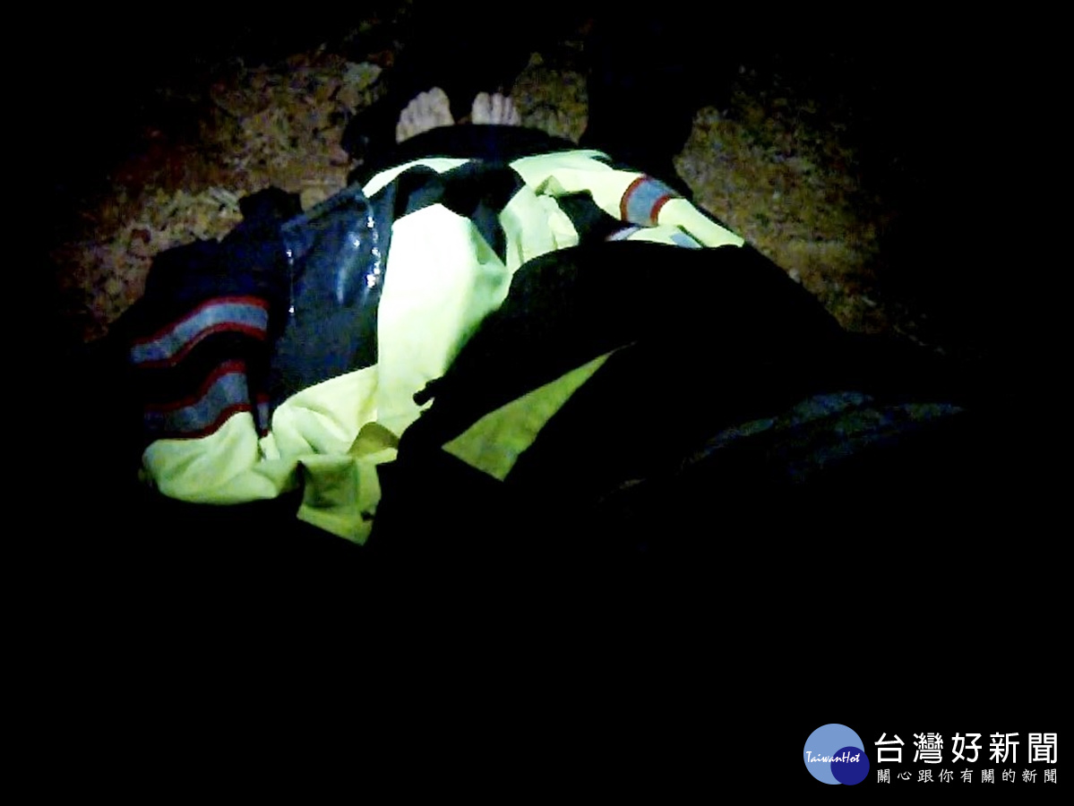 警方用警用外套蓋住老翁的身體,為其保暖。