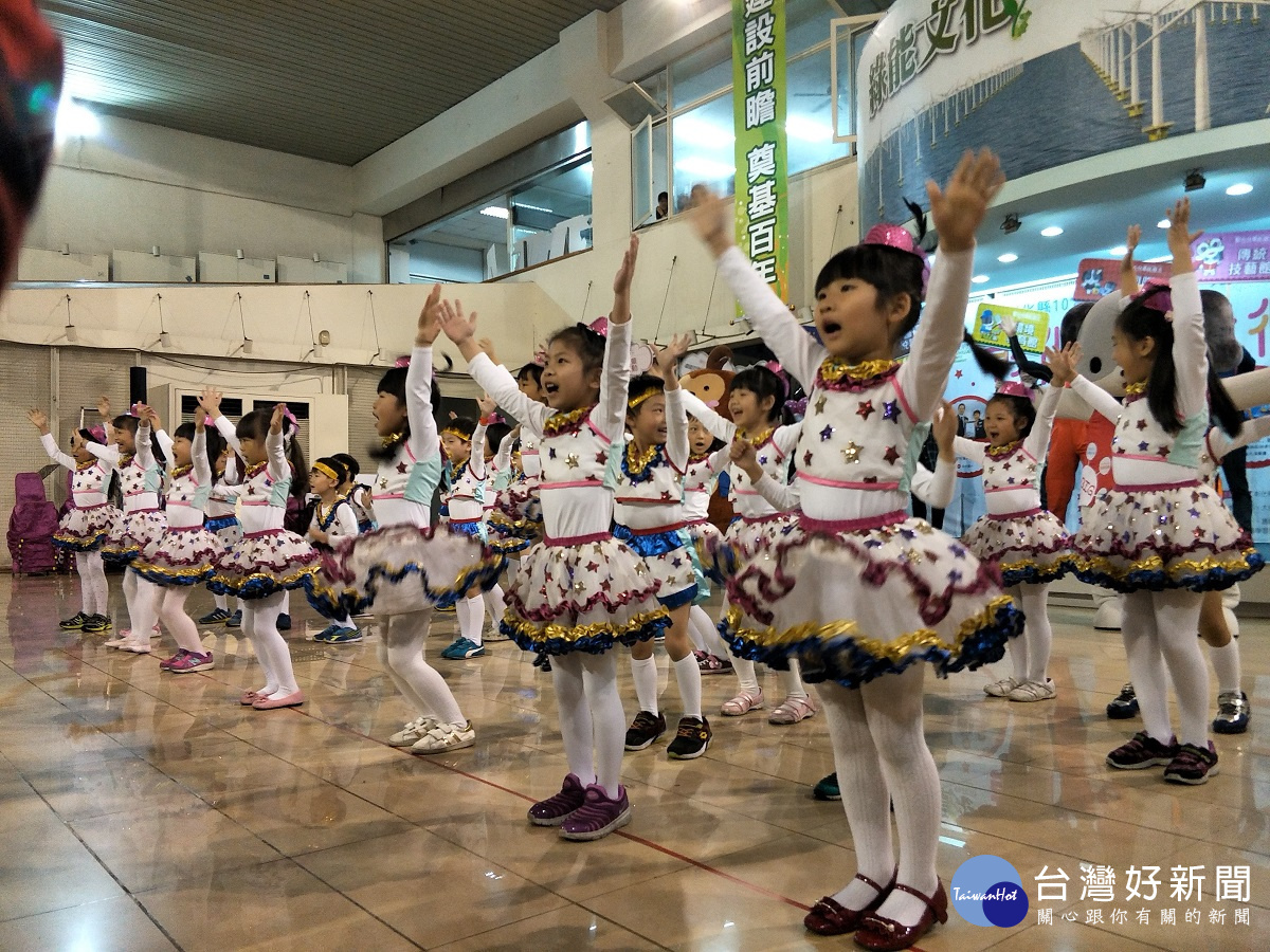 中山國小附設幼兒園與首度登場的吉祥物「旺得福」唱跳「彰化兒童玩很大」主題曲「彰化囝仔旺得福」。圖/記者鄧富珍攝