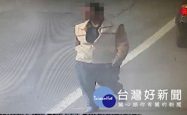 路口監視器清楚拍下犯嫌身影。(記者陳昭宗拍攝)