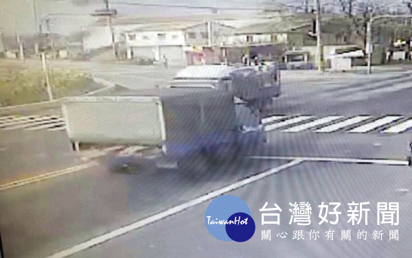 警方積極透過監視器設備,追查犯嫌行蹤。(記者陳昭宗拍攝)