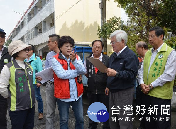 李進勇縣長聽取鄉親及民代反映西螺大園里茄苳路淹水問題。（記者陳昭宗翻攝）