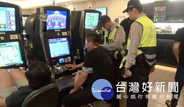 優勢警力針對轄內夜店、酒店、PUB與特種營業實施全面性擴大臨檢。（記者陳昭宗翻攝）