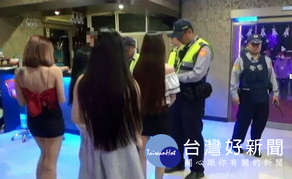 優勢警力針對轄內夜店、酒店、PUB與特種營業實施全面性擴大臨檢。(記者陳昭宗翻攝)