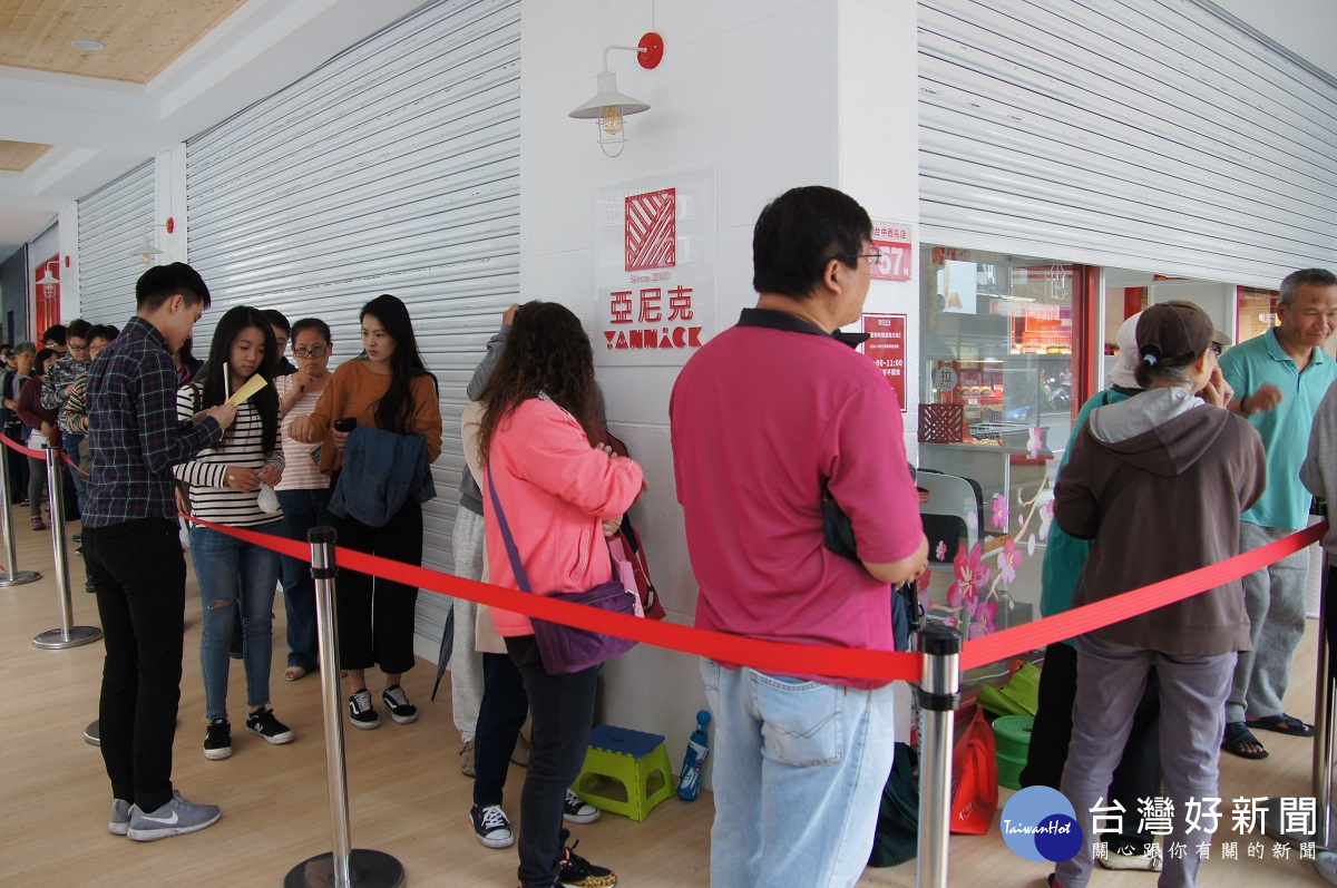 亞尼克西囤店開幕首日,消費民眾排隊人潮滿滿。圖/記者鄧富珍攝