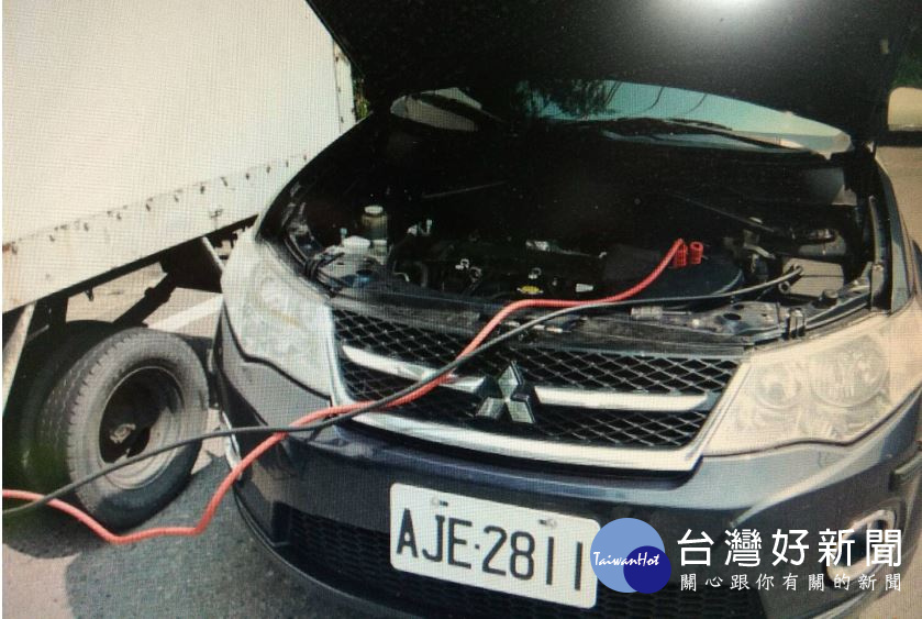 大溪復興分駐所協助因故障無法發動的貨車,讓陳姓駕駛相當感激。(記者陳寶印攝)