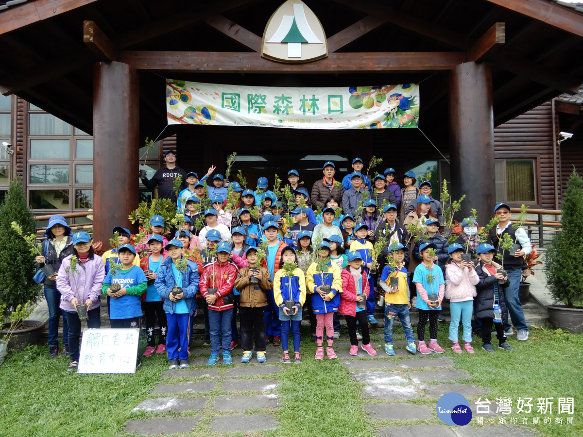 國際森林日 嘉義黎明國小師生學習植樹、護樹技巧