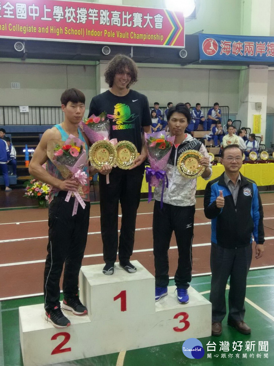 國際組男子組頒獎。(縣府提供)