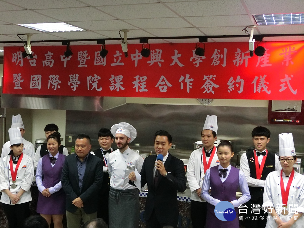 圖說:明台高中林承峰副董事長介紹校內餐點相關科學生參賽獲獎者。（圖/記者林重鎣攝）