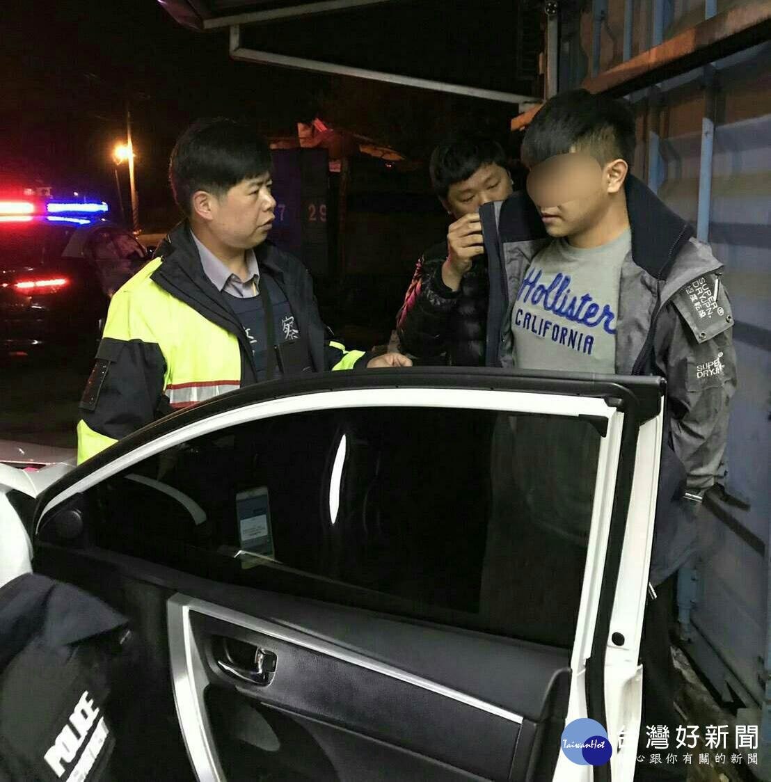 警方為民服務，意外查出吳男是桃園地方法院3月初發布之詐欺通緝犯。