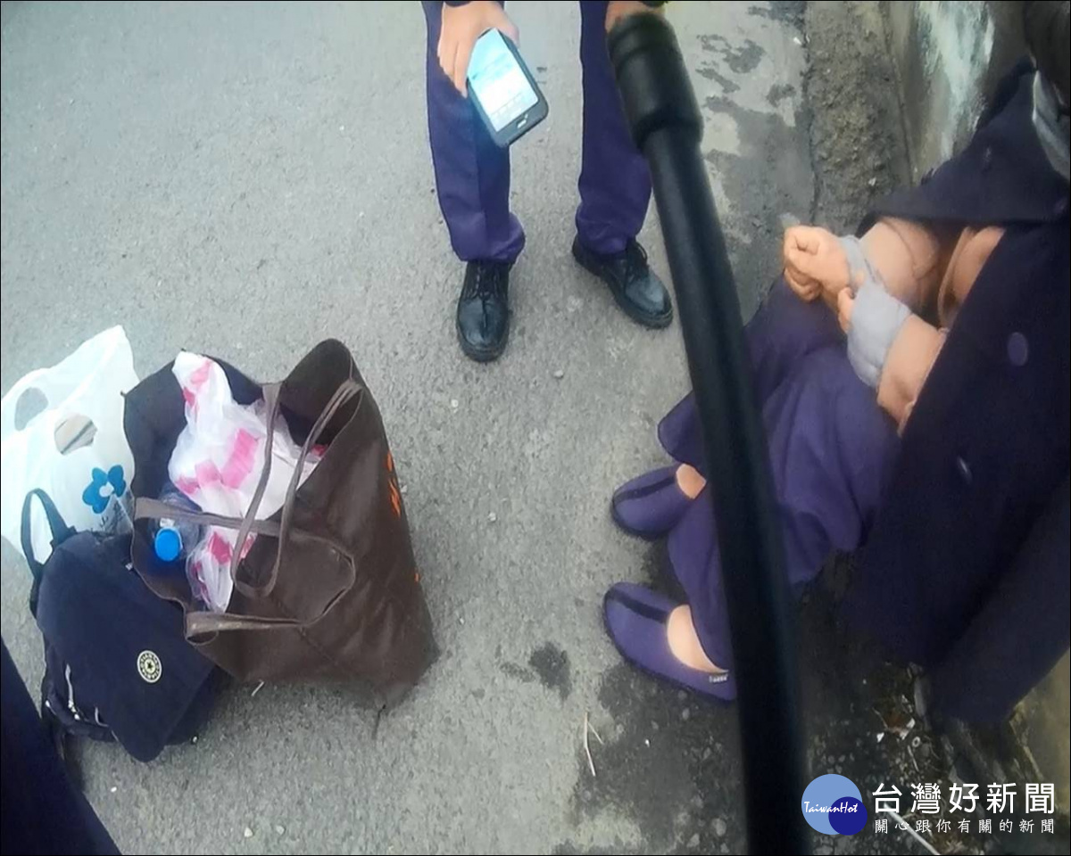 陸客來台自由行遺失機票，婦人一時慌了手腳呆坐在路旁，警方接獲民眾通報後到場協助。