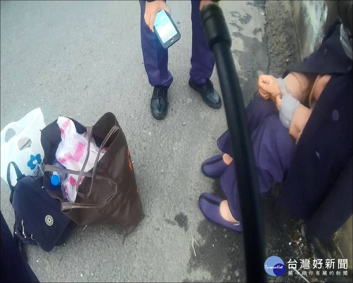 陸客來台自由行遺失機票,婦人一時慌了手腳呆坐在路旁,警方接獲民眾通報後到場協助。