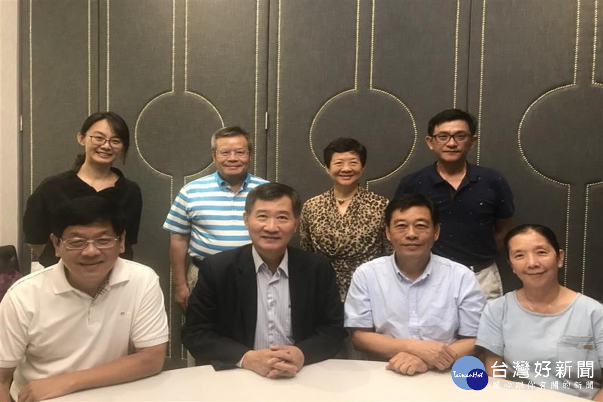 拜訪馬來西亞台北經濟文化辦事處尹新垣公使(左二)。
