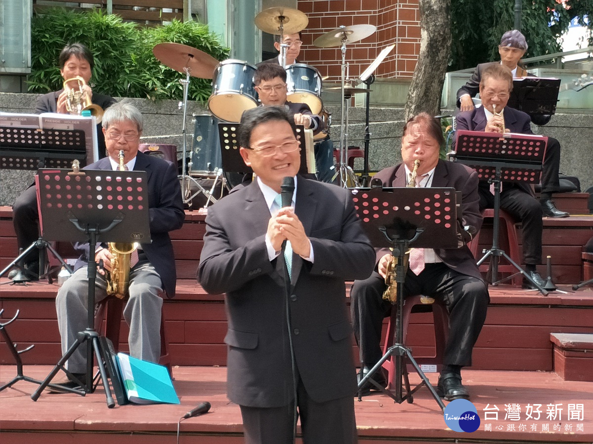 彰化市長邱建富高歌一曲!圖/記者鄧富珍攝
