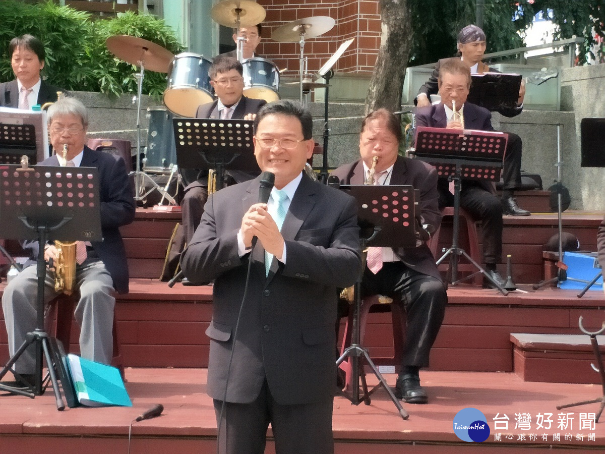 彰化市長邱建富高歌一曲。圖/記者鄧富珍攝