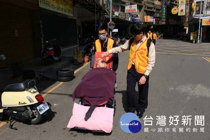 桃園市環保局替代役男前往桃園清寒植物人安養院，陪伴院內長者出外散心。