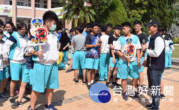 北港警方針對新型毒品氾濫及毒品入侵校園問題宣導，並強調警方緝毒的決心。（記者陳昭宗拍攝）