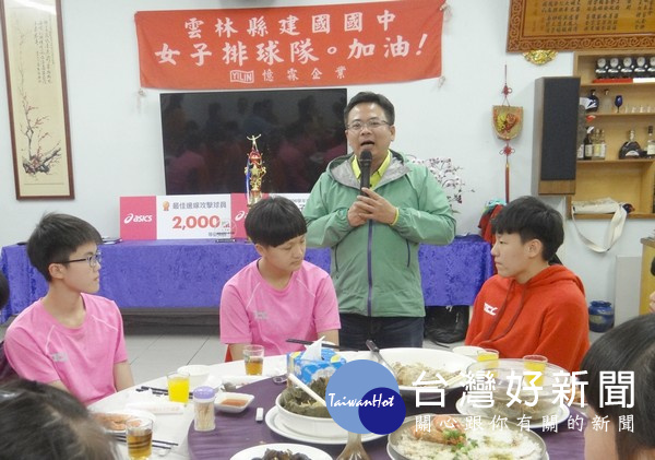 後援會會長蔡岳儒議員設宴款待凱旋歸來的建國女排,期勉再創佳績。(記者陳昭宗拍攝)