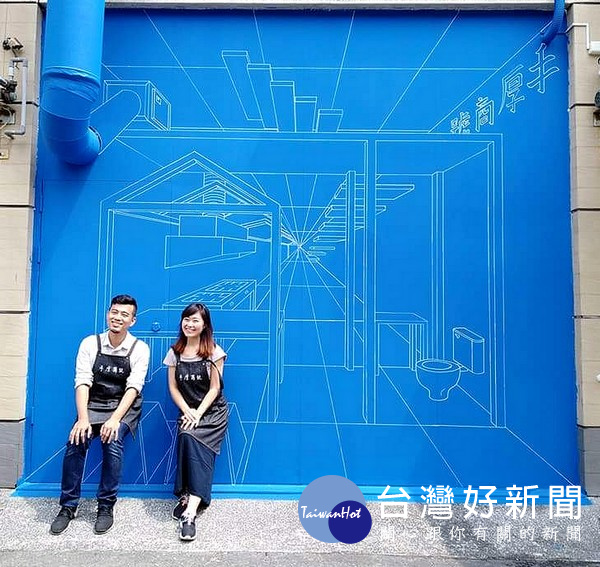 隱身北港巷弄的「藍曬圖」，成為網路打卡新熱點，出自「手厚商號」主人蘇峯毅、陳雅琪夫妻倆的巧思。