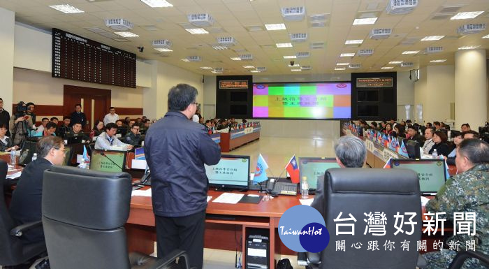 桃園市長鄭文燦前往消防局,出席桃園市107年「動員、戰綜、災防三會報定期會議」。