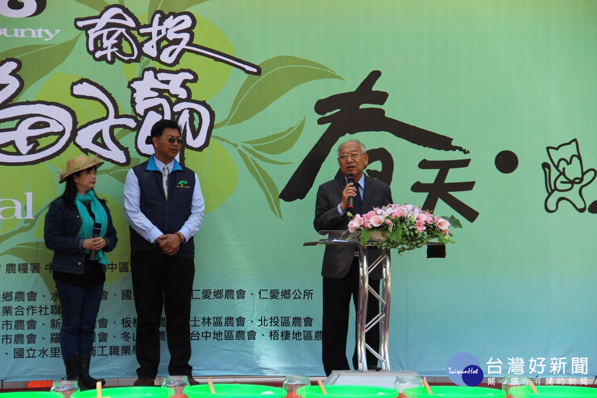 信義鄉農會總幹事黃志輝介紹梅子節開幕日的精彩活動。〈記者吳素珍攝〉