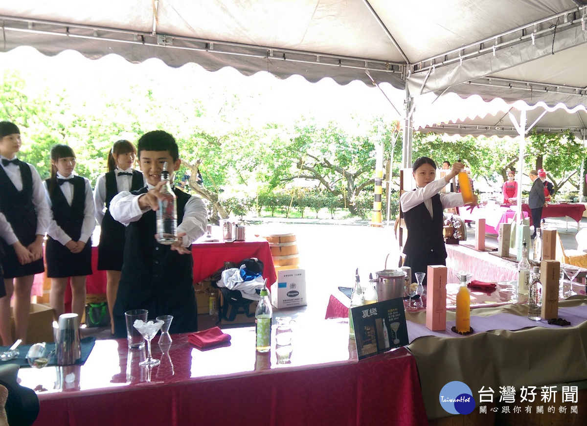 水里商工餐飲科學生表演調酒技藝。〈記者吳素珍攝〉