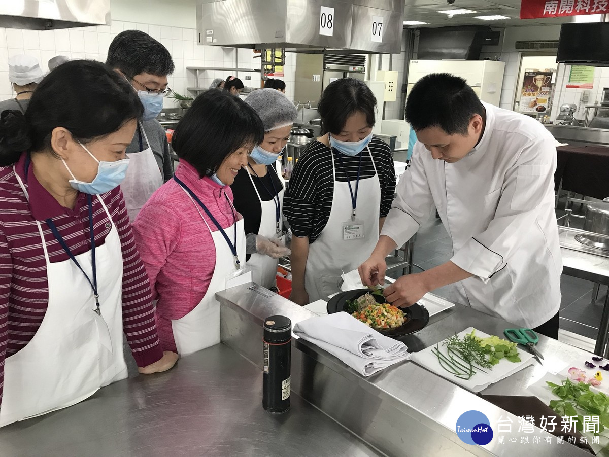 銀髮族膳食製備人員培訓班學員成果發表會，正在處理「好食、易食、美食」的膳食。〈記者吳素珍攝〉