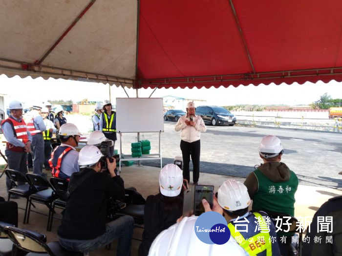 鄭文燦市長前往桃園國際機場,視察機場第三航站新建工程。